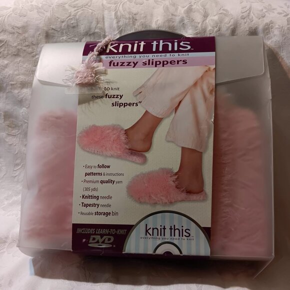 Fuzzy slippers to knit kit - Picture 1 of 3